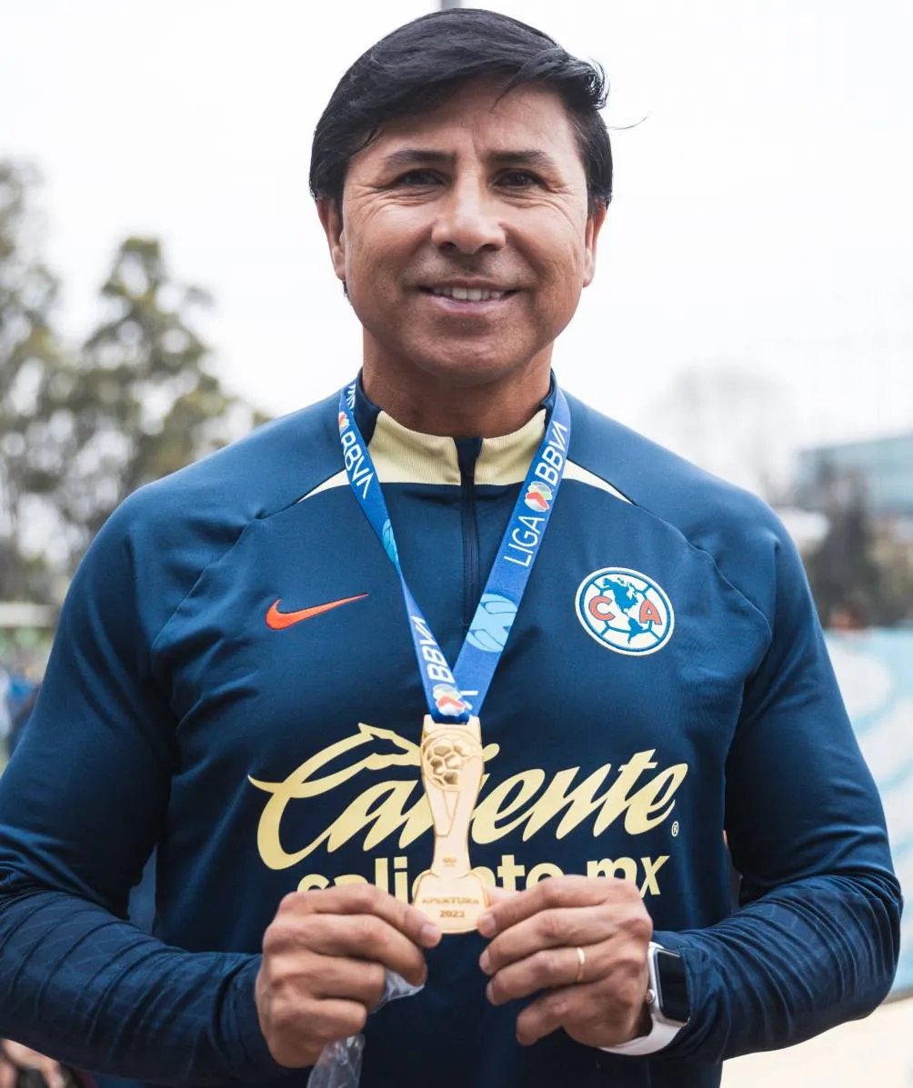 Empleado presume su medalla de Campeón