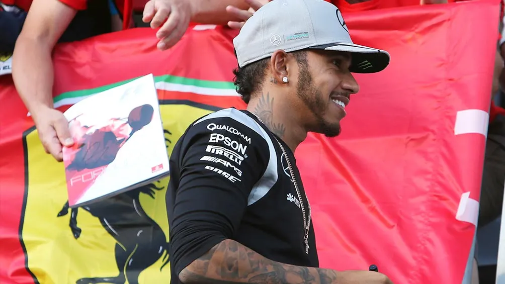 El británico, siete veces monarca de la F1, vestirá de rojo el siguiente año