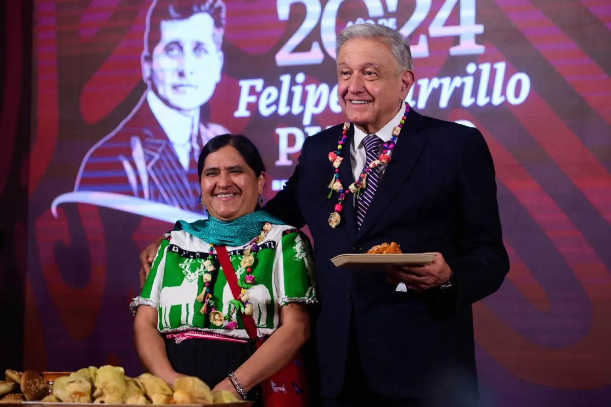 También dieron tamales traídos de Tlaxiaco, Oaxaca y atole.