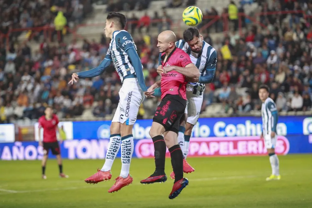Carlos González en el juego en Pachuca