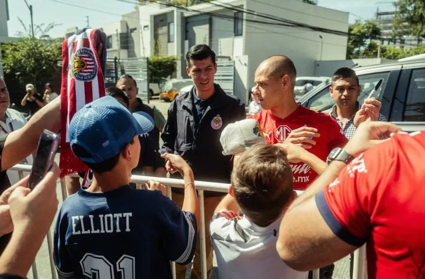 Javier firmando playeras
