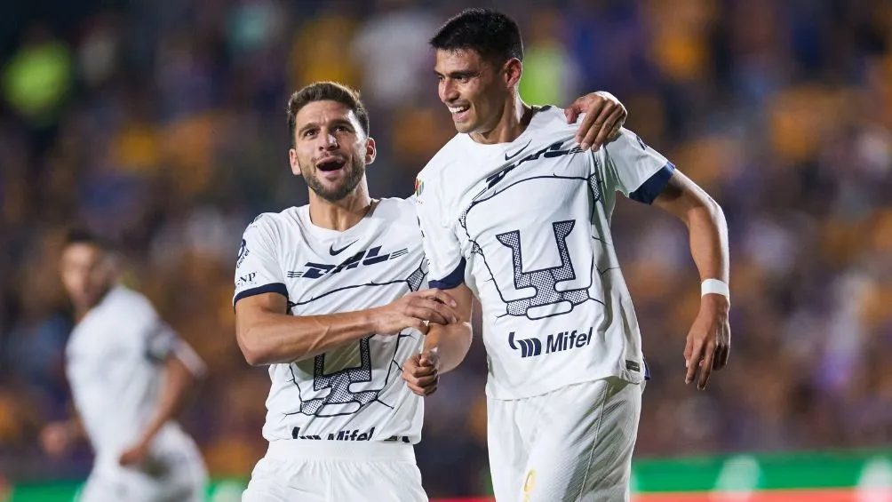 Memo Martínez celebra uno de sus goles