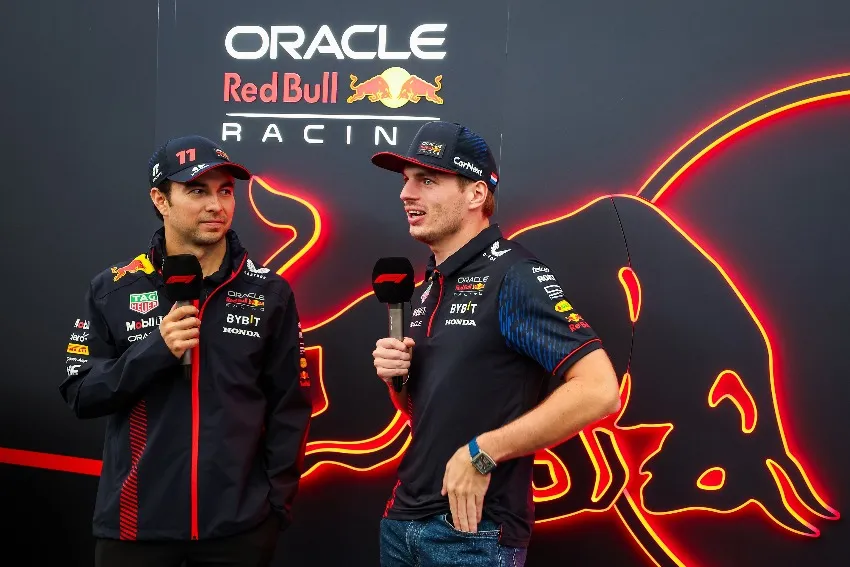 Checo Pérez y Carola Martínez en un evento de Red Bull