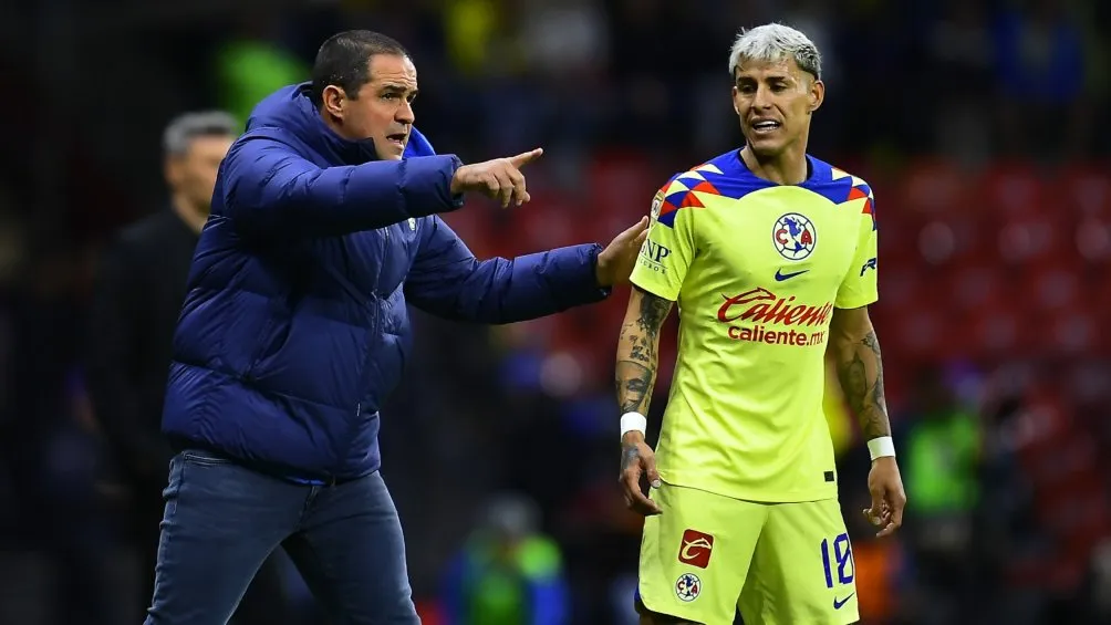 André Jardine le da instucciones a Cristian Calderón