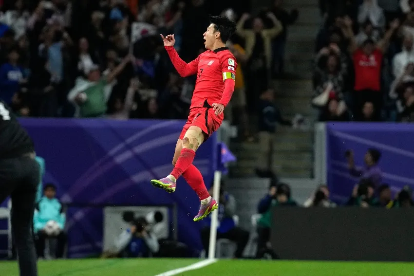 Son en celebración de gol con Corea del Sur