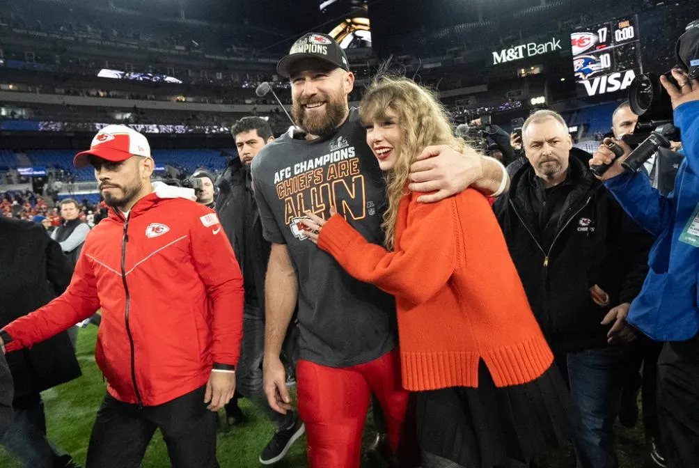 Taylor y Travis Kelce tras la victoria ante Baltimor