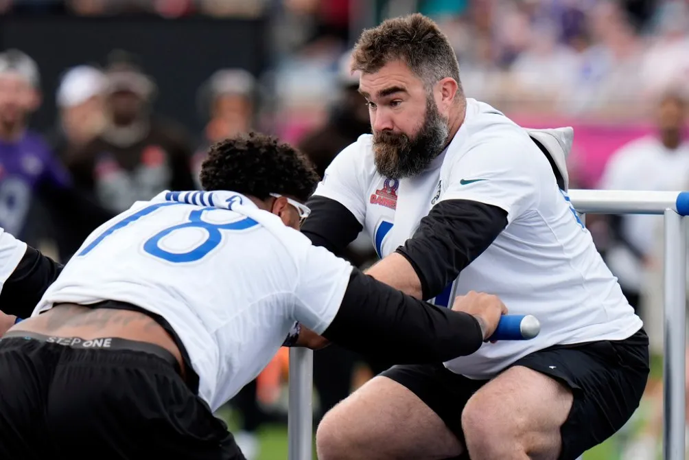 AP Jason Kelce y Tristan Wirfs en los Pro Bowl Games