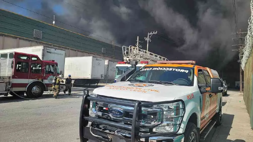 Hasta el lugar llegaron equipos de emergencia de diferentes municipios de Nuevo León.