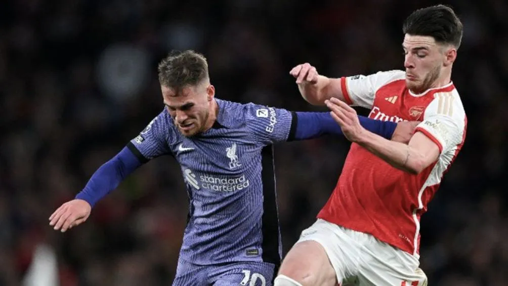 Alexis McAllister en un duelo ante Declan Rice