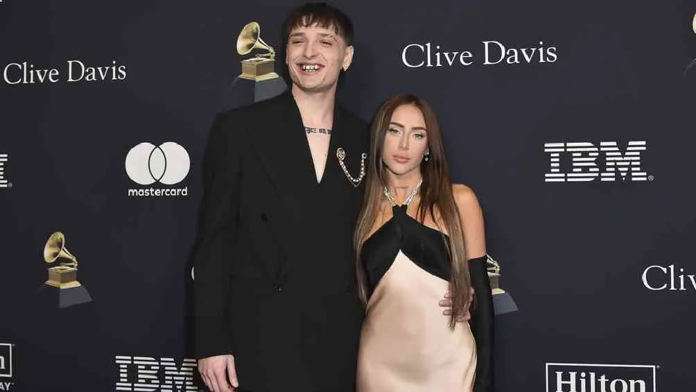 El cantante mexicano llegó acompañado de su novia Nicki Nicole.