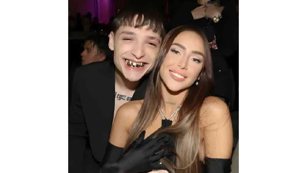 Internautas criticaron y se burlaron de Peso Pluma por sus dientes de oro.