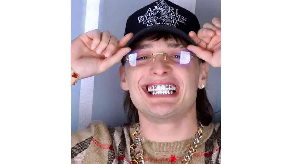 Previamente Peso Pluma ya se había mandado a hacer una dentadura de diamantes.