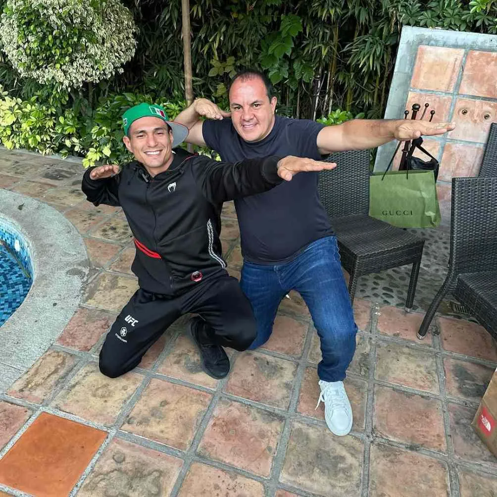 INSTAGRAM: @chairez686 Chairez y el 'Cuau' haciendo su tradicional señal