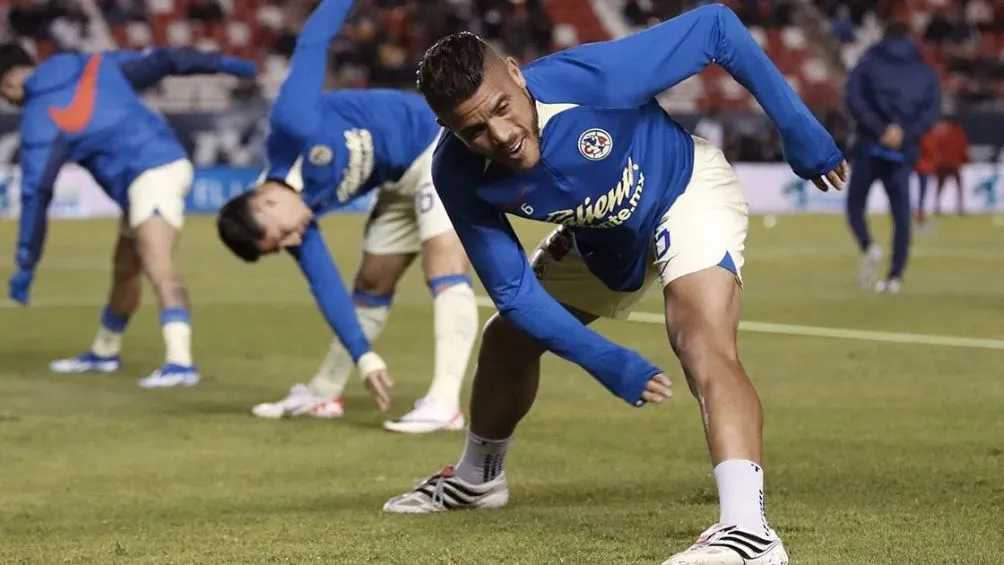 Jona Dos Santos en un calentamiento con América