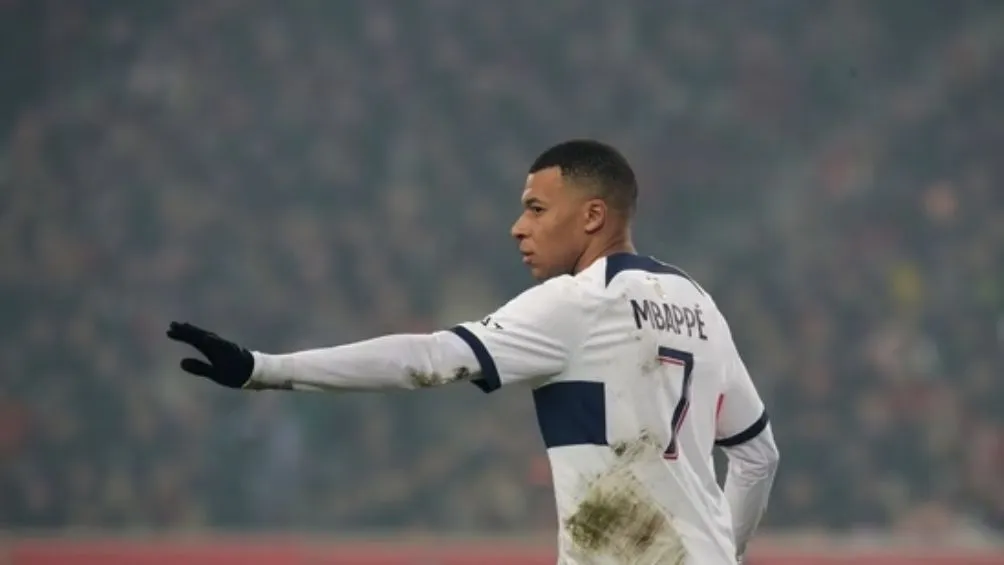 Mbappé durante un partido con el PSG