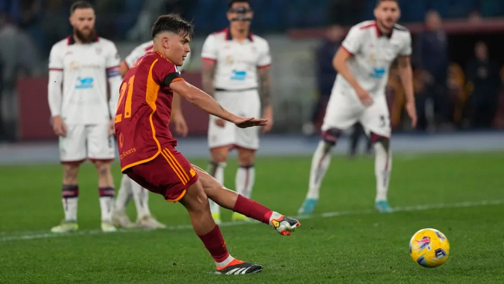 Dybala cobrando el penal del 3-0