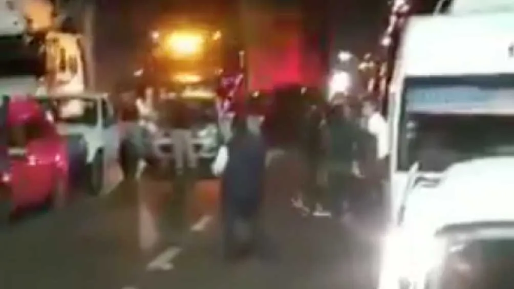 El tráfico se originó por un accidente, luego de que un tráiler volcó.