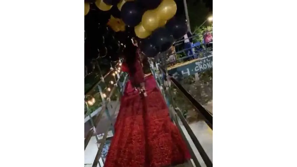 CAPTURA DE PANTALLA: TikTok: @chuivicente La celebración contó hasta con alfombra roja para la recepción.