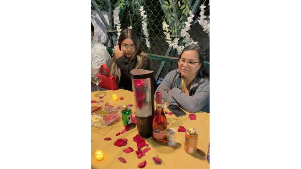 CAPTURA DE PANTALLA: TikTok: @chuivicente Fueron alrededor de 35 invitados, para los que hubo diferentes bebidas y alimentos.