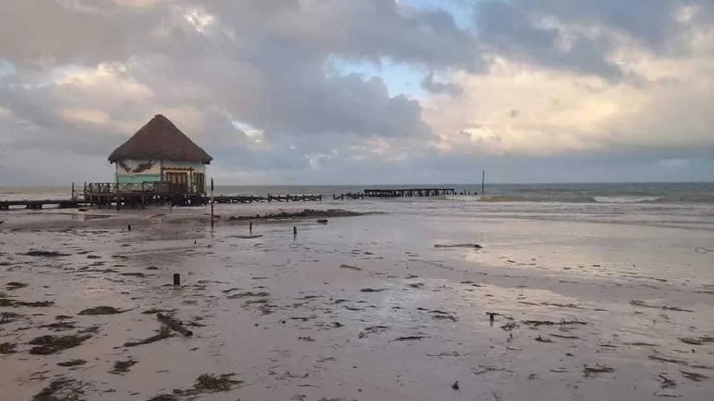 El mar se desbordó luego de un fuerte oleaje y vientos superiores a los 50 km/h.