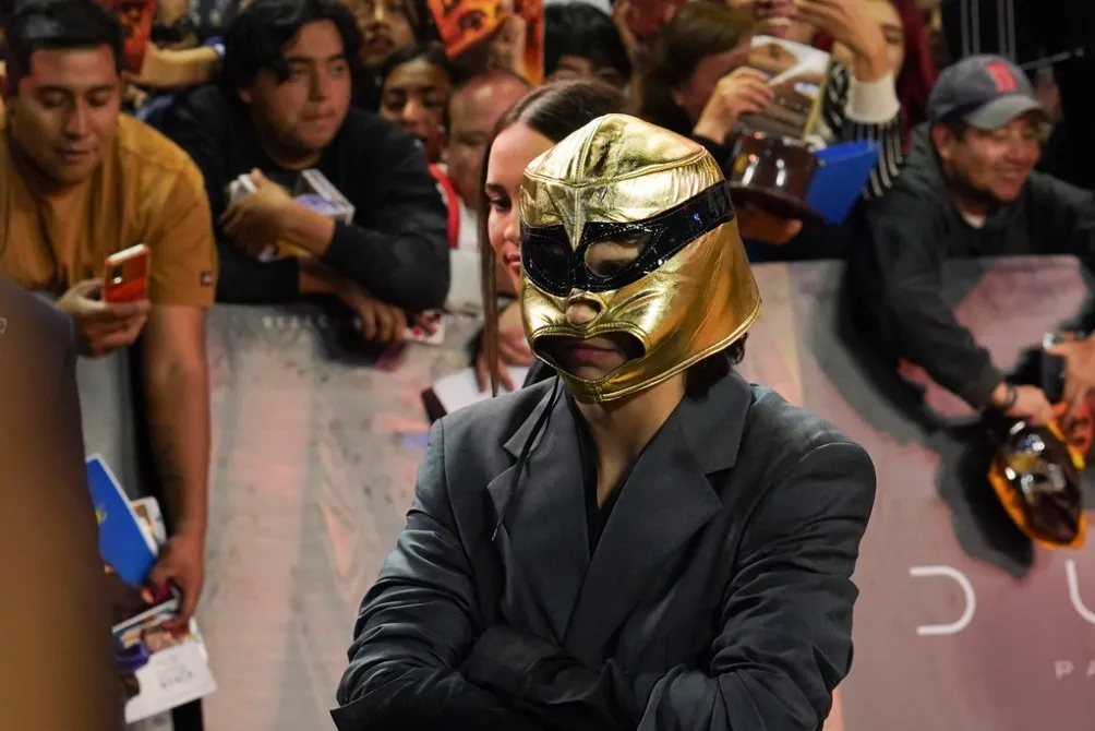 Timothée con una máscara de lucha libre
