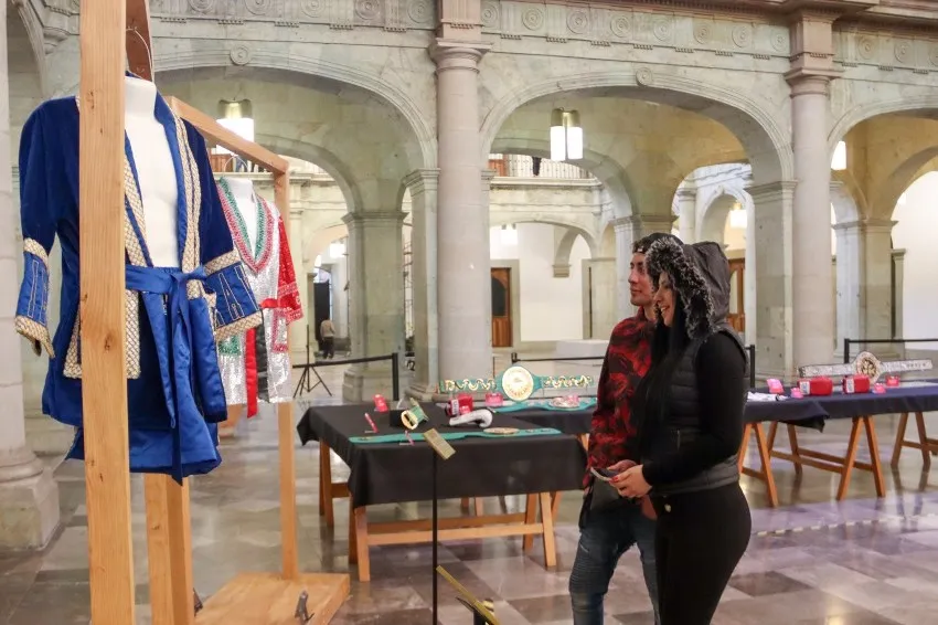 Gente visitando la exposición