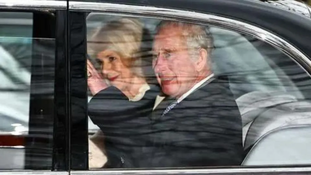 El Rey Carlos III se dejó ver después de que se hiciera público su diagnóstico.