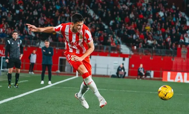 César Montes manda un pase