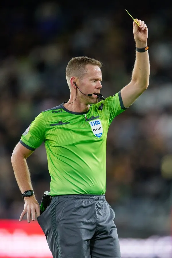 Una combinación de amarilla y azul sería una expulsión