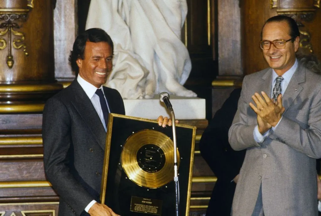 IG: @julioiglesias En 1983 fue reconocido como el artista que más discos ha vendido en más idiomas en el mundo.