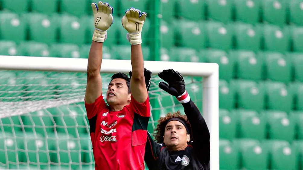 Guillermo Ochoa compitiendo con Talavera en Selección Mexicana