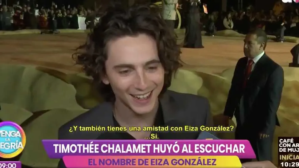 CAPTURA DE PANTALLA: Twitter: @VengaLaAlegria El actor Timothée Chalamet también se incomodó cuando le preguntaron por Eiza González.