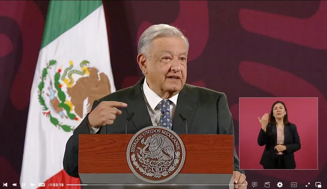 Captura de Pantalla FB: @lopezobrador.org.mx El mandatario cuenta que el polvo pudo afectar su ojo
