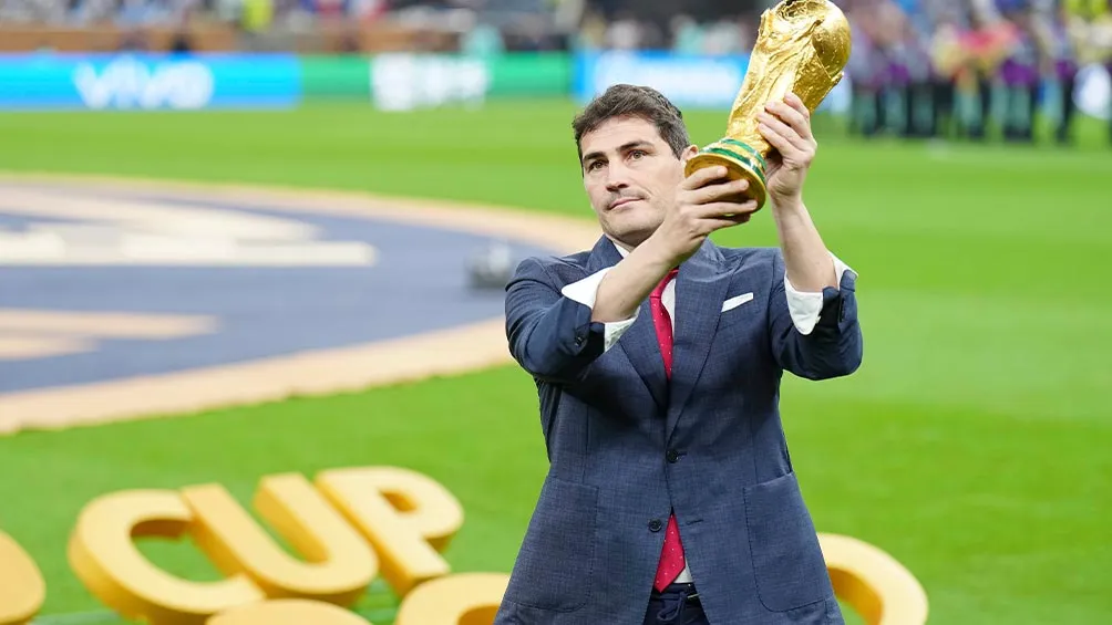 Iker llevó la Copa Mundial de la FIFA en el pasado certamen en Qatar