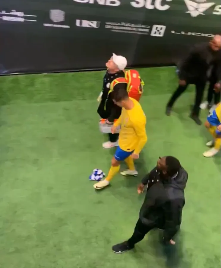 Cristiano Ronaldo recoge bufanda de Al Hilal