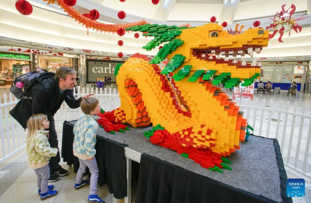 El dragón de juguete sorprende a chicos y grandes.