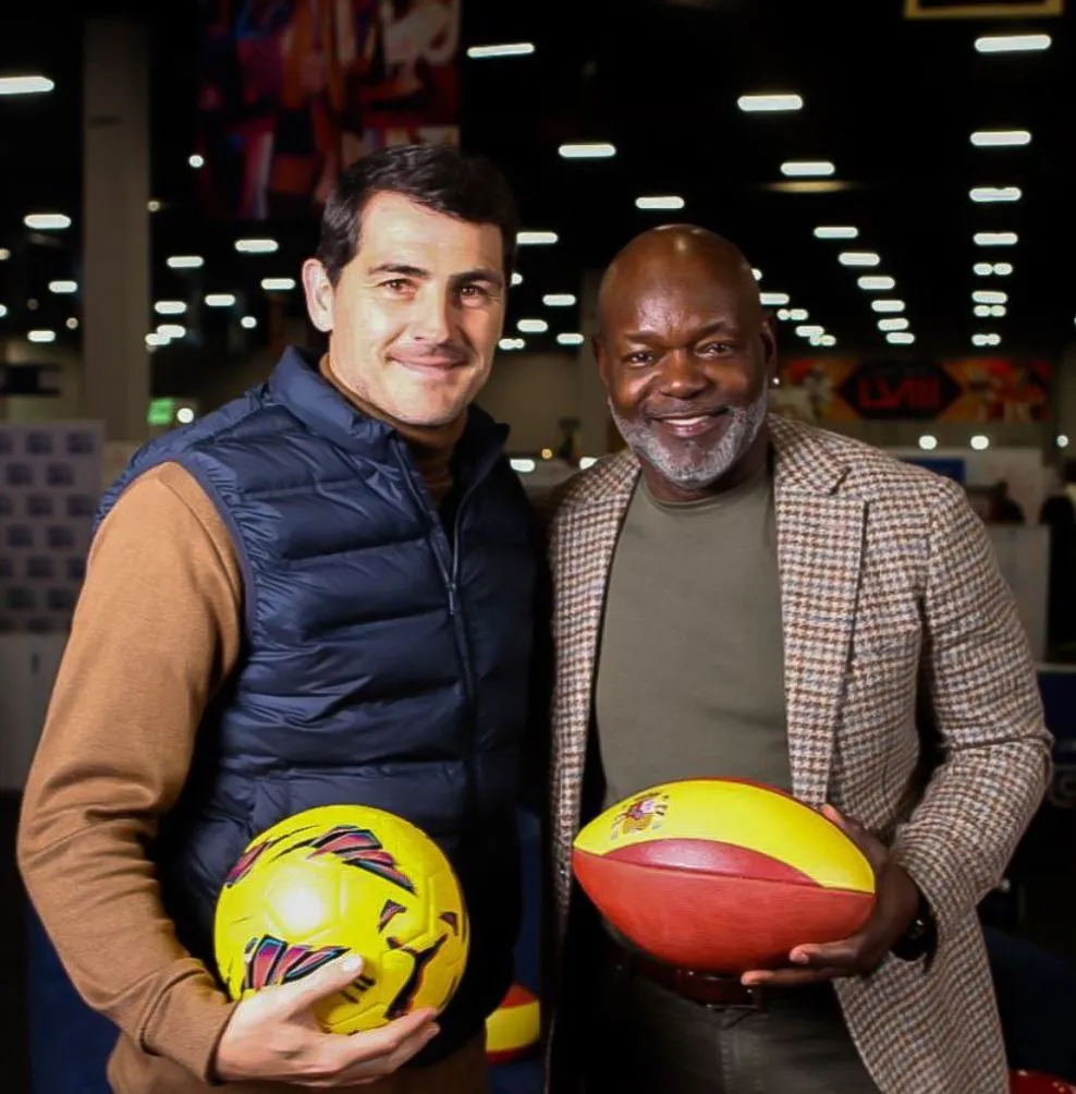 TWITTER: @MundoNFL Íker Casillas y Emmitt Smith previo al Super Bowl