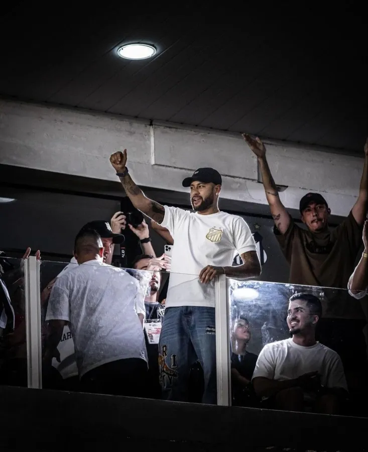 Neymar Jr. en estadio de Santos de Brasil