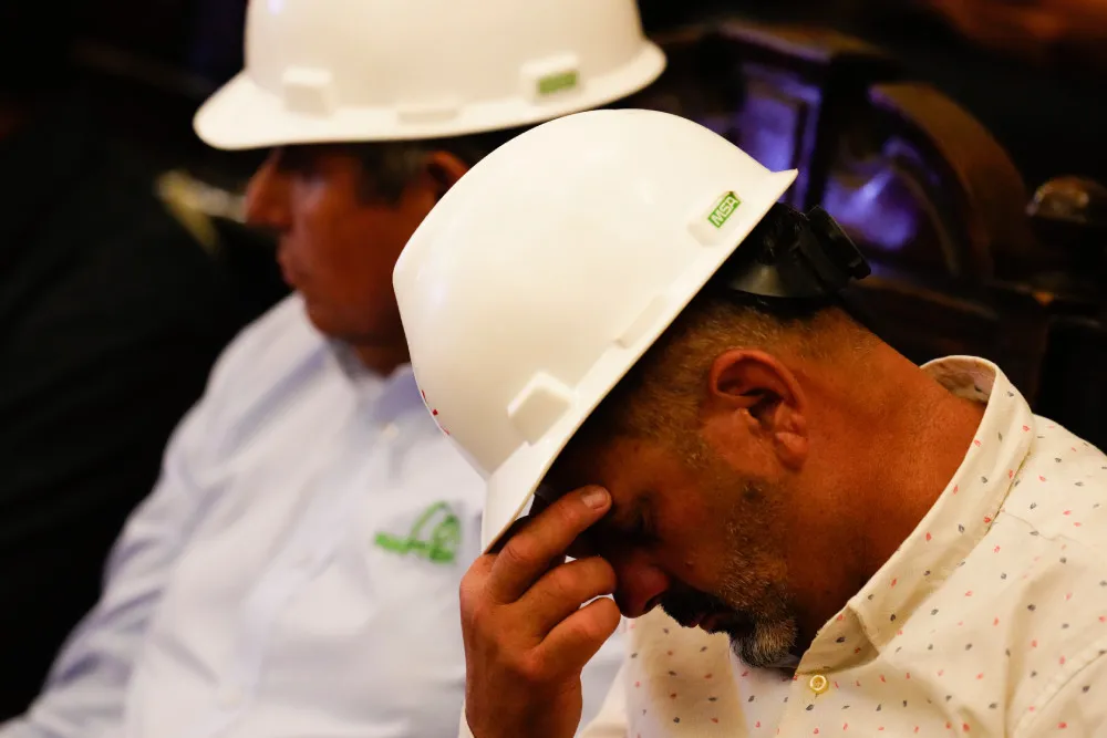 Mineros también se despidieron en agradecimiento del rescate de 33 de sus compañeros.