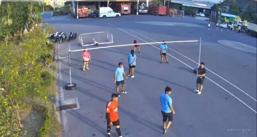 Joven sufrió caída al quedar prensada en una portería