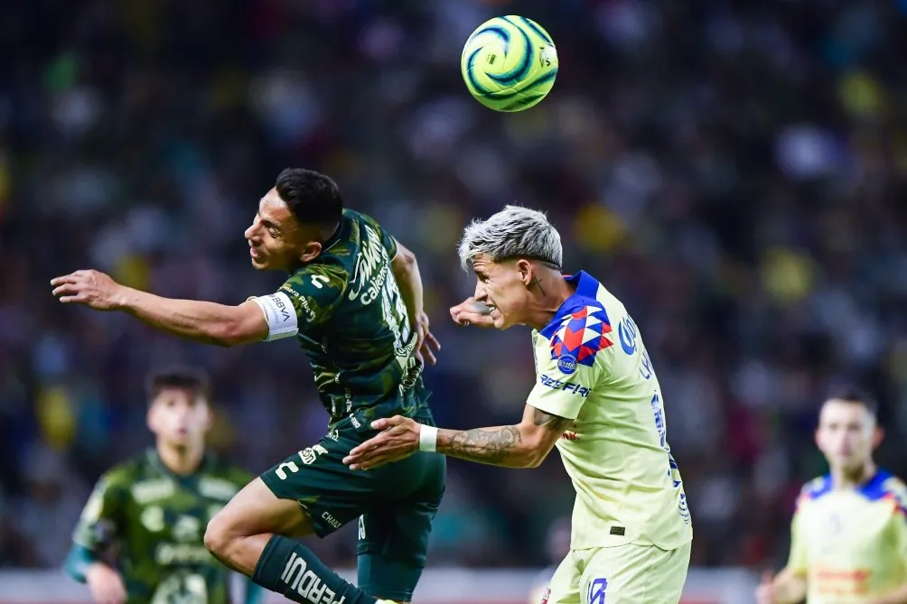 Ángel Mena y Chicote Calderón en disputa por el balón