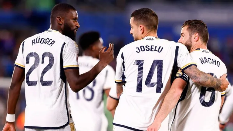 Antonio Rüdiger intercambia opiniones con sus compañeros