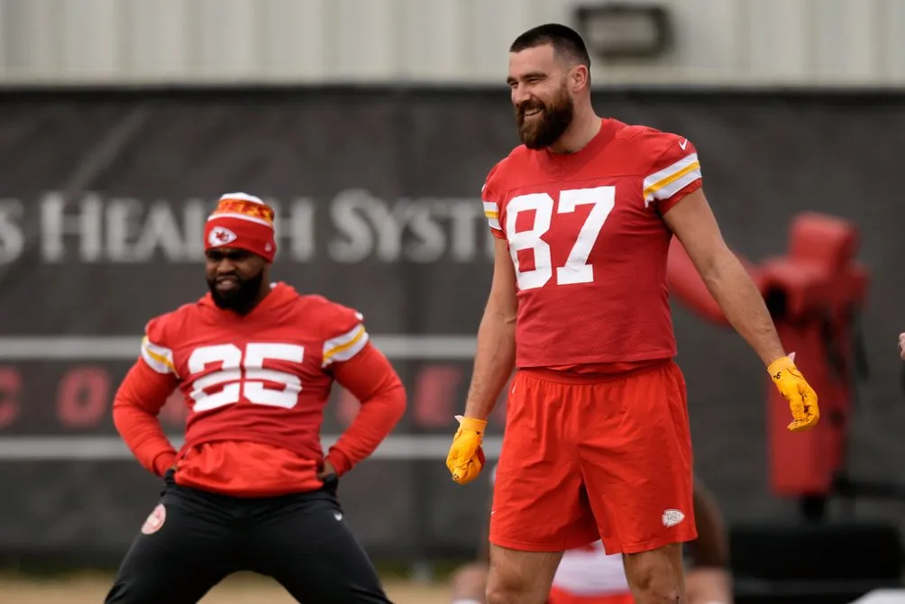 Edwards-Helaire y Travis Kelce en el entrenamiento