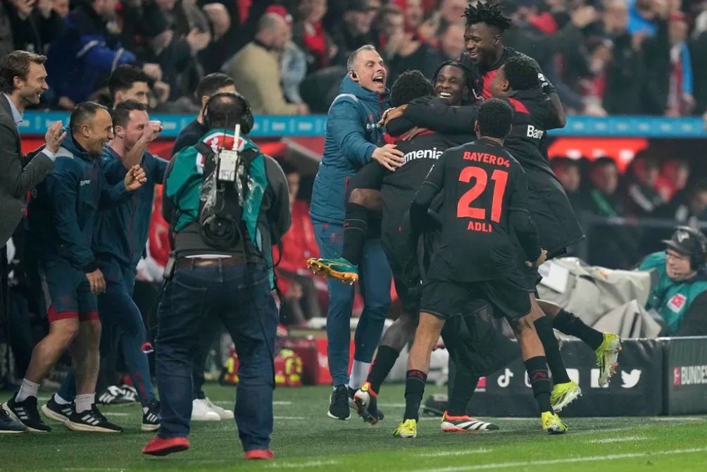 Jugadores de Leverkusen en festejo en la banca