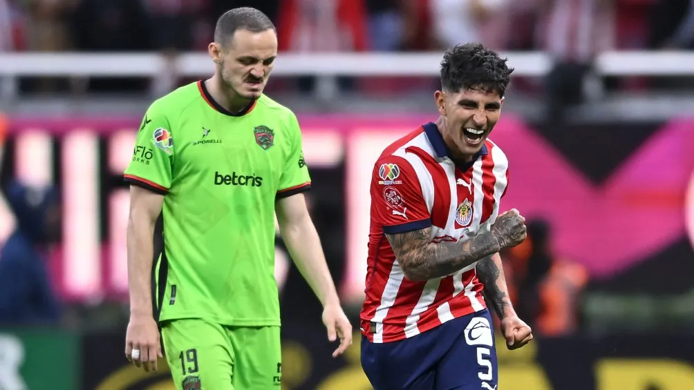 Guzmán festejando el gol de Chivas