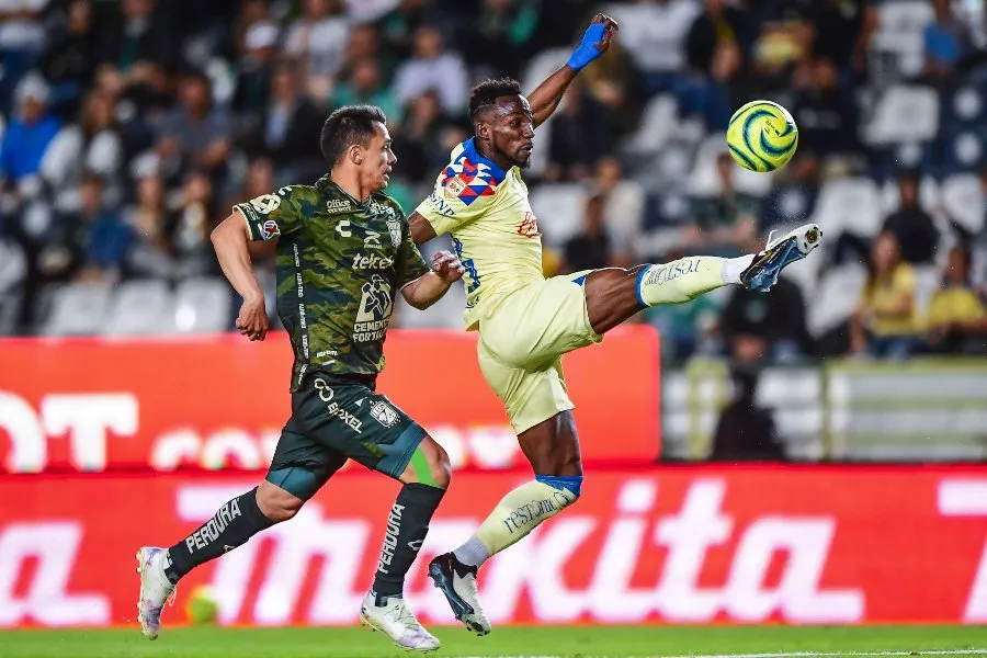 Julián Quiñones en el duelo ante León