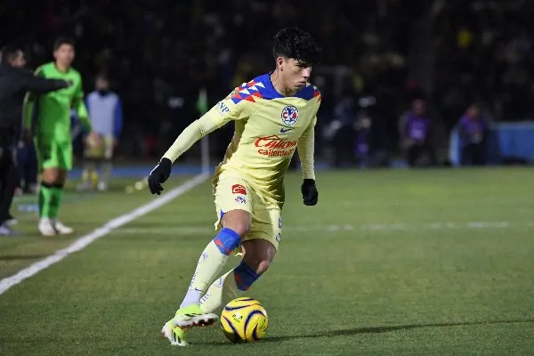 MEXSPORT Kevin Álvarez conduce el balón