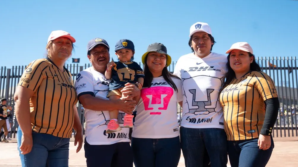 Afición de Pumas se da cita en CU a pesar del horario