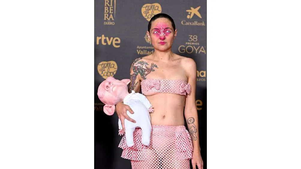 La directora Carla Pereira se llevó varias críticas por su vestimenta y por el muñeco.