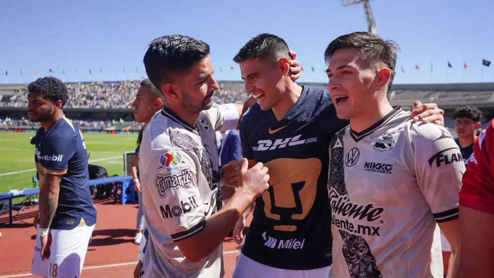 Memo Martínez con sus ex compañeros del Puebla